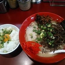 長浜ラーメンに卵ご飯のセット720円に、キクラゲトッピング