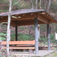 滝の前にある東屋
