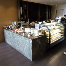 飲み物、ケーキ、サンドイッチはこちら。