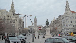 市庁舎をバックに南向きに建つ騎馬像