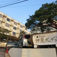 高台にあります。建物は少し古いです。