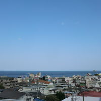 海側の客室からは、伊東市内と海が見えます。