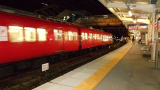 赤い車輛と白地に赤線車輛