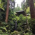 参道から気が変わる寺