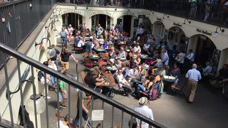 飲食店とショップがあるマーケット