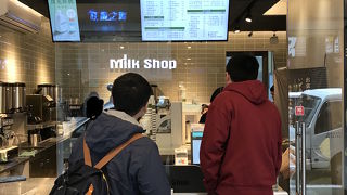 駅出てすぐにお店は少ないです