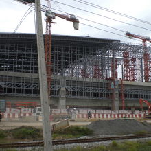 2020年完成に向け、着々と建設が進む巨大な新バンスー駅です