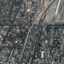 新バンスー駅から、南に延びる白色の線路が、新引き込み線です。