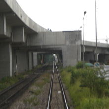 在来線の線路の上部に、新バンスー駅に繋がる線路が建設中です。