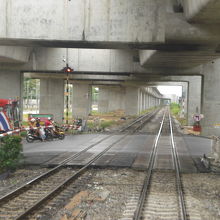 在来線の線路の上部には、新バンスー駅からの線路が延びています