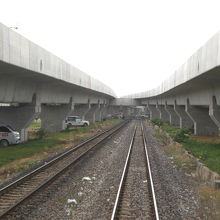 在来線の線路に、新バンスー駅から引き込み線が、近づいてきます