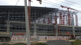 日本のＯＤＡ援助による国鉄バンスー駅の建設が進んでいます。在来線の引き込み線の工事が進捗