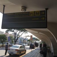 空港の出入り口付近、この辺で待っていると送迎バスが来る