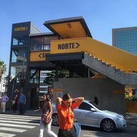 歩道橋、渡るとホテルのあるエリアに行く