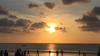 水平線に沈む夕陽。ロマンチックな時間⛱