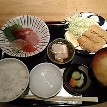 サービス御膳800円(税抜)お任せ刺盛りと鮭のフライ定食