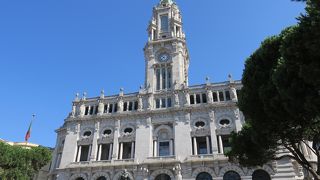 時計台が印象的な見事な建物