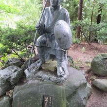 曽良の像