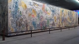 街のど真ん中にシャガールのモザイク！