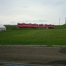 敷地内に展示してある赤電車