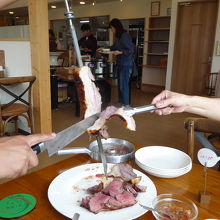 各テーブルを回って肉を切り分けてくれます