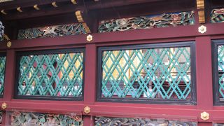 動物や植物が刻まれています