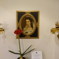 シシィの肖像画もお正月仕様です。