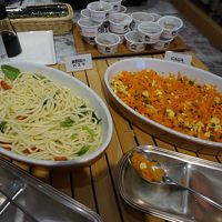 朝食はバイキング式