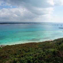 来間大橋を一望