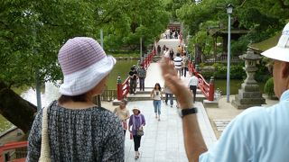 過去、現在、未来の邪念をすてる橋と、身を清める池