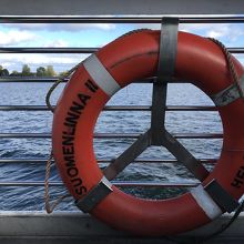 スオメンリンナと書かれた浮き輪