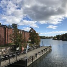海辺の煉瓦造りの建物