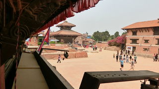 広場を一望できるレストランがあります