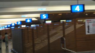 桃園ではＬＣＣへの乗継は入国が必要でした。