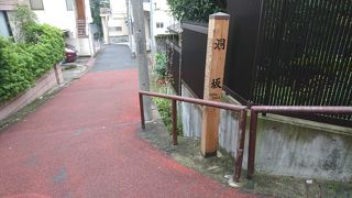 薄暗くて急な坂