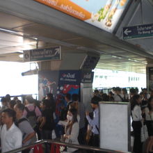 地下鉄には、ＢＴＳやパープルラインの乗客が、乗り込んできます