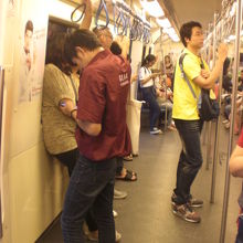 混雑の対策として、地下鉄の車両の座席を半分、撤去しました。