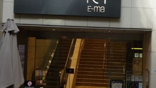 ディアモールへの駅地下通路と第4ビルの間にあるファッションビル