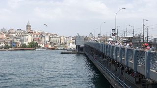 釣りしている人だらけの橋