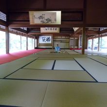畳敷きの広大な部屋