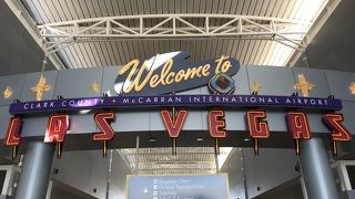 本当に空港内にスロットマシーンが！