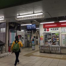 改札に売店があります。