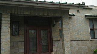 こじんまりとしたモダンな建物