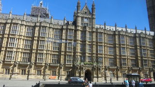 何と宮殿を国会議事堂に利用です