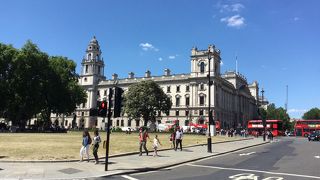 車の多い道路だがユニークな通りです