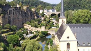 渓谷の下にも街が