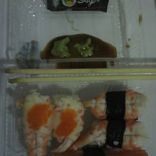 屋台の横で、たらふく食べた上に、夜食用にテイクアウトしました