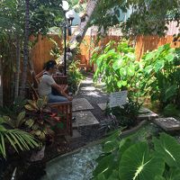 雰囲気のある庭。喫煙所になっています。