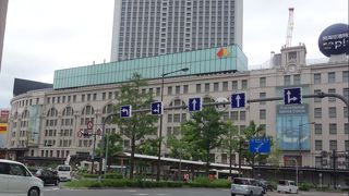 キタの梅田阪急、ミナミの高島屋