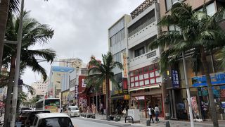 台風間近で人は少し少な目